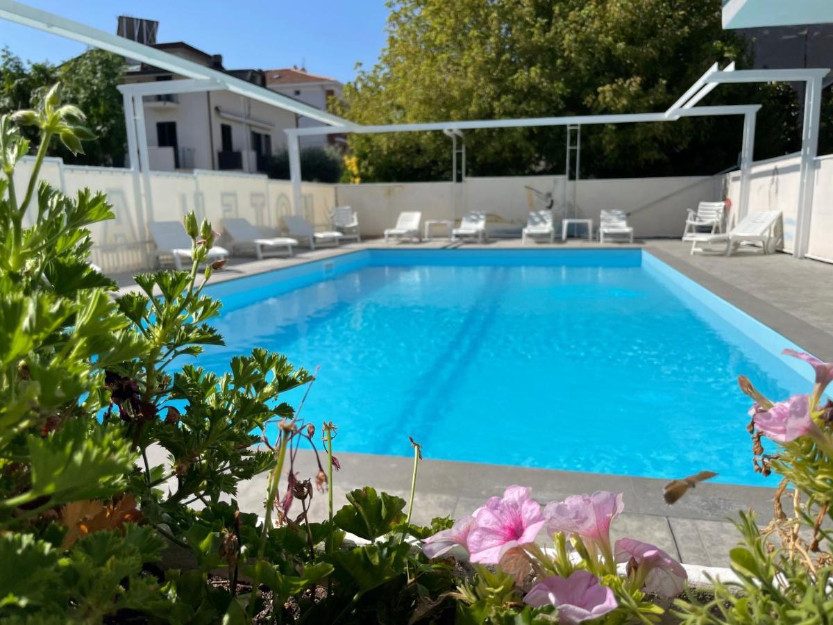 Hotel Apis Rimini Esterno foto