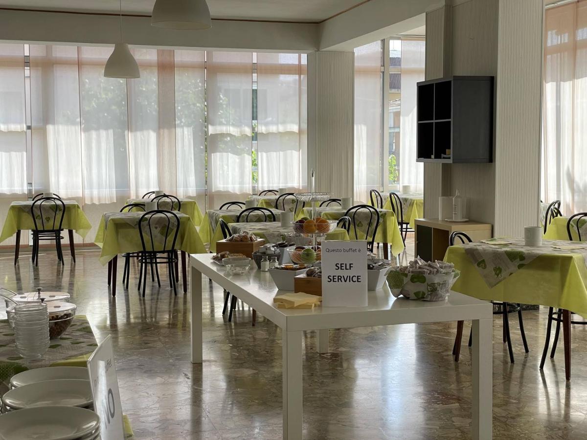 Hotel Apis Rimini Esterno foto