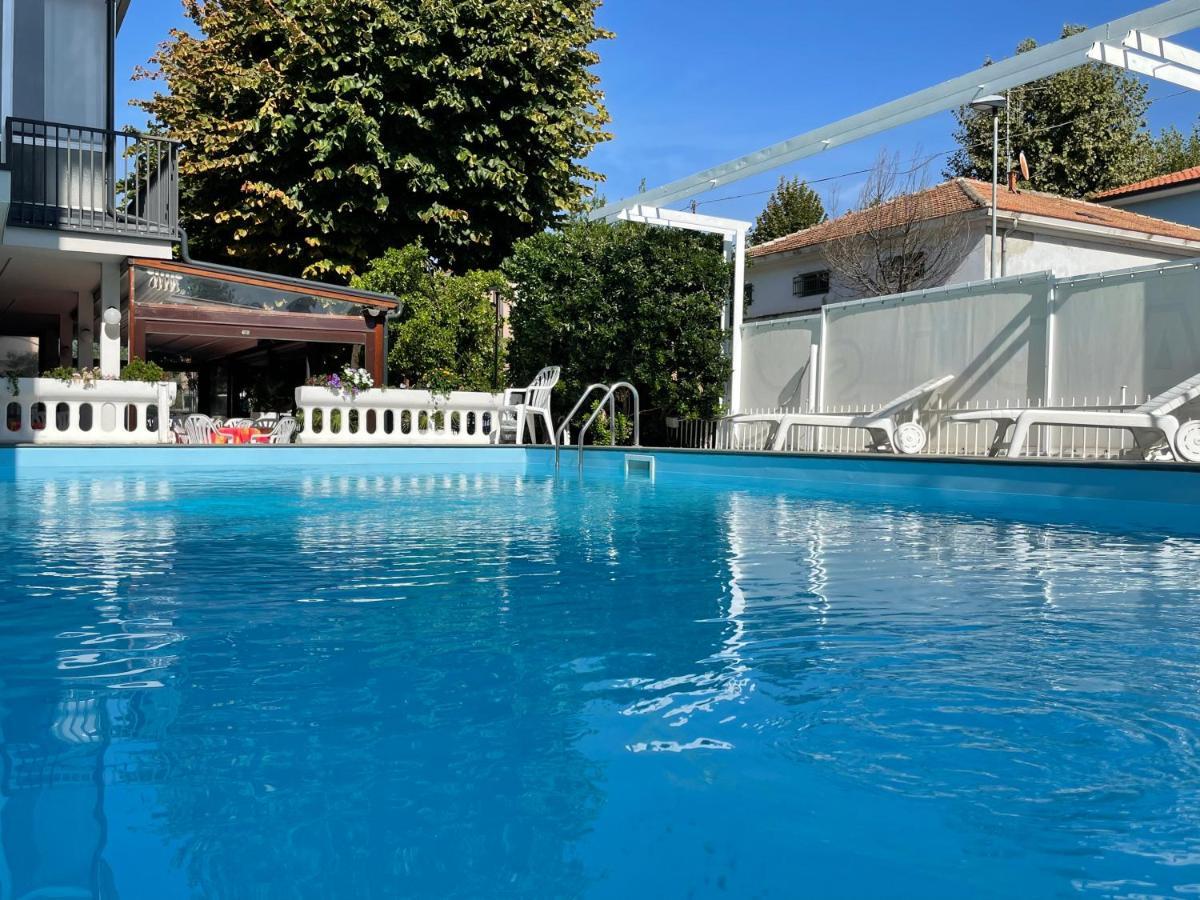 Hotel Apis Rimini Esterno foto