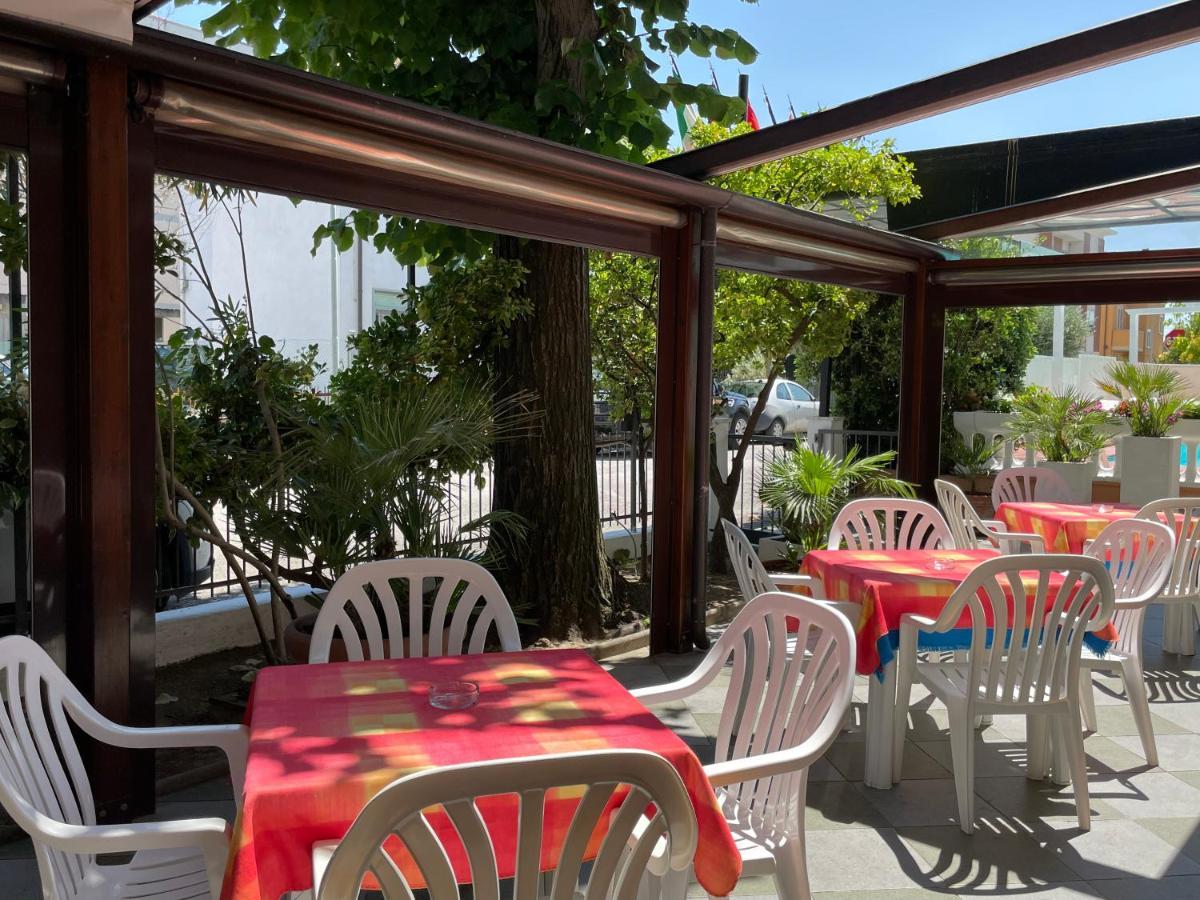 Hotel Apis Rimini Esterno foto