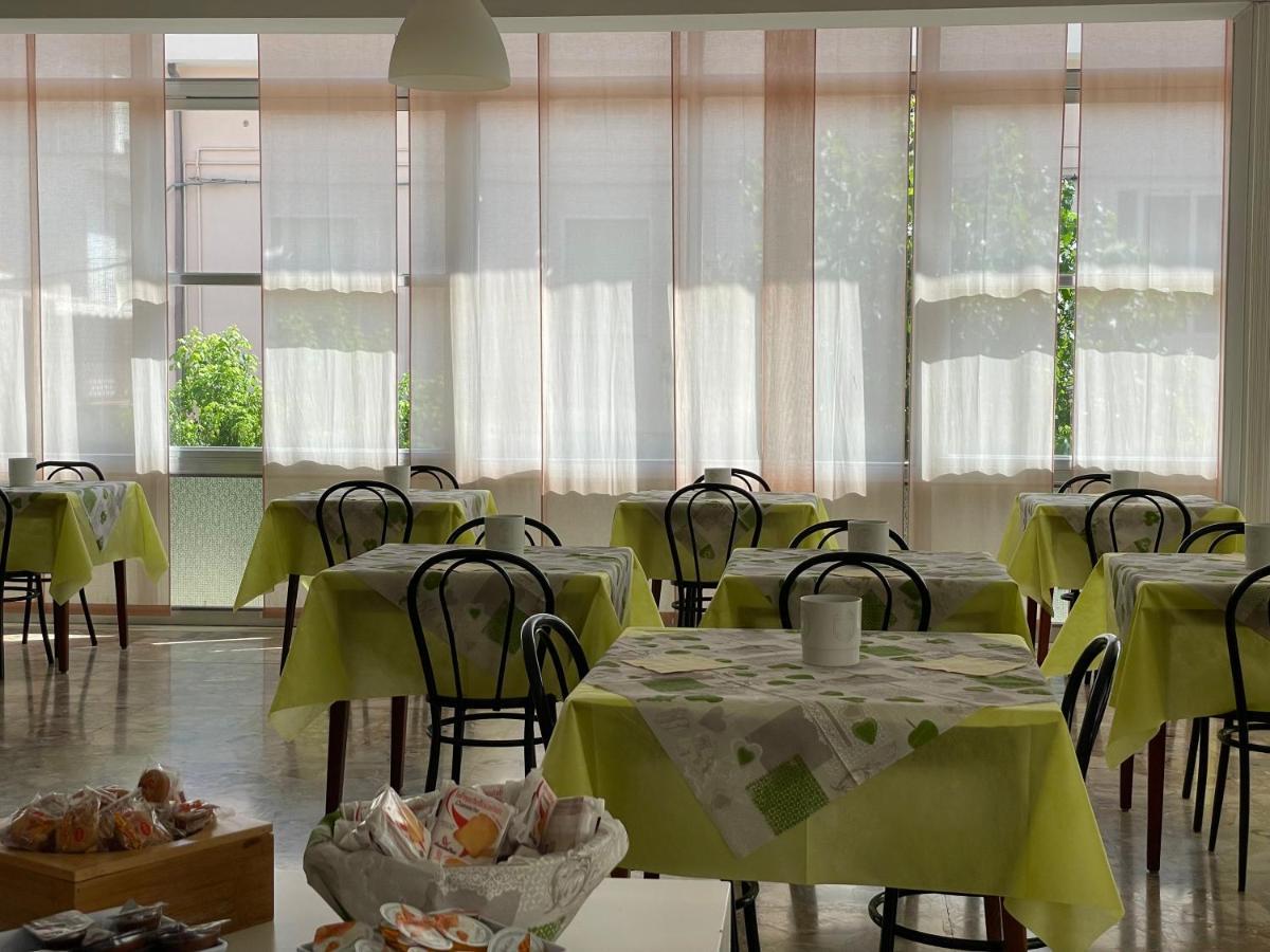 Hotel Apis Rimini Esterno foto