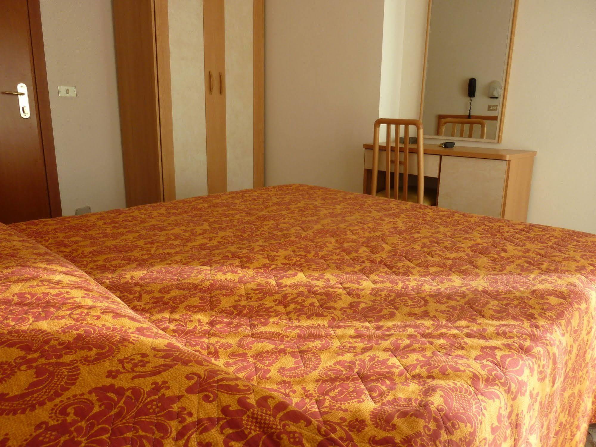 Hotel Apis Rimini Esterno foto