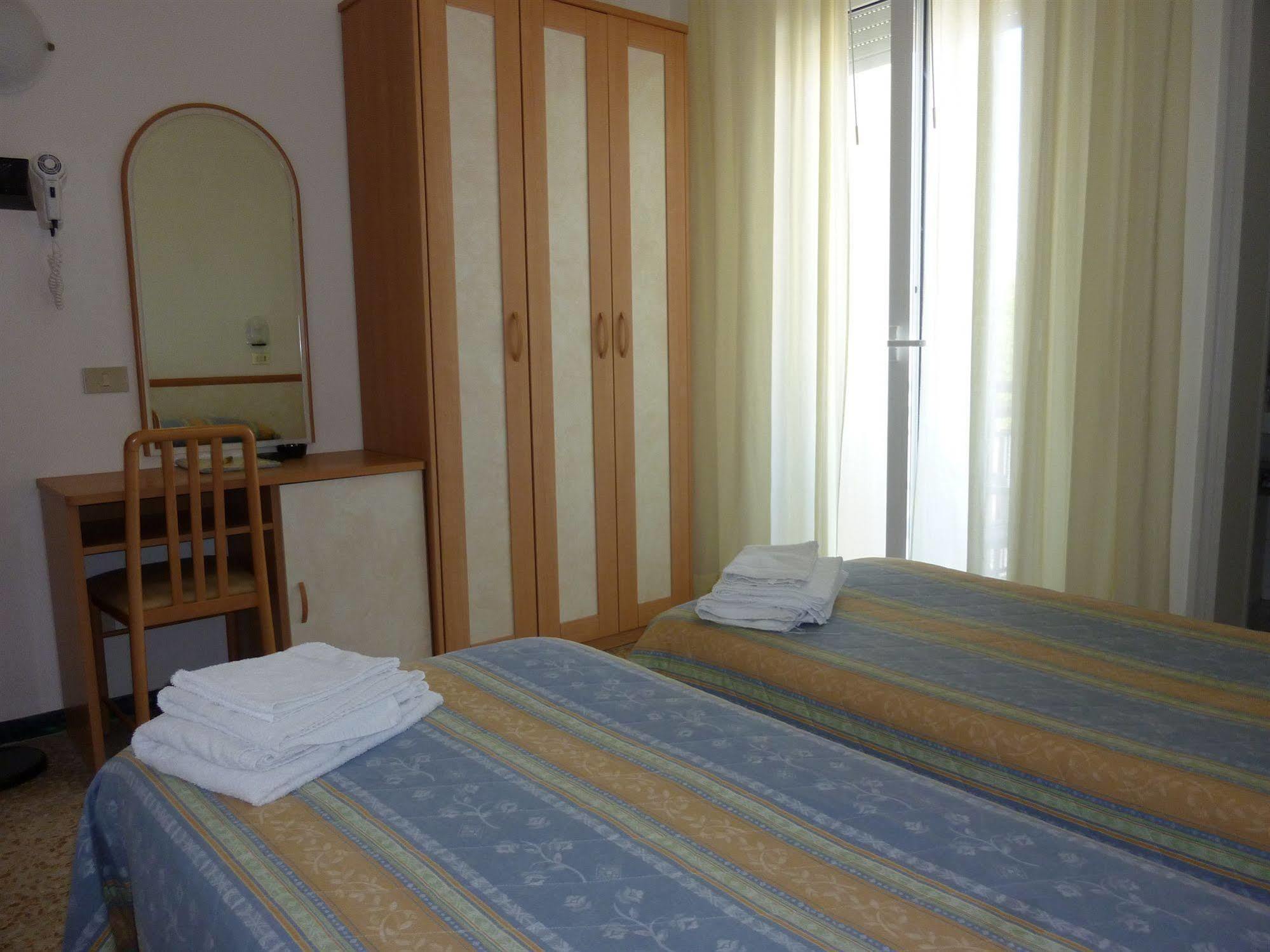 Hotel Apis Rimini Esterno foto