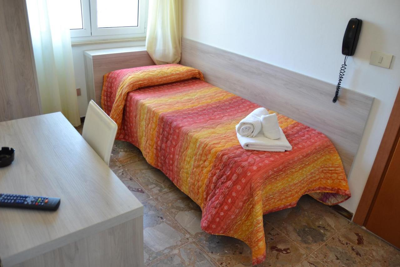 Hotel Apis Rimini Esterno foto