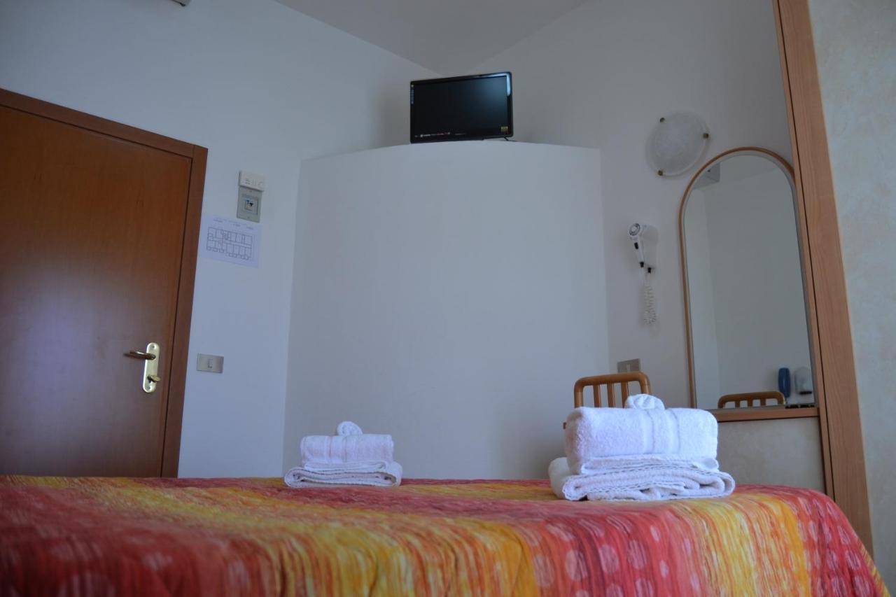 Hotel Apis Rimini Esterno foto
