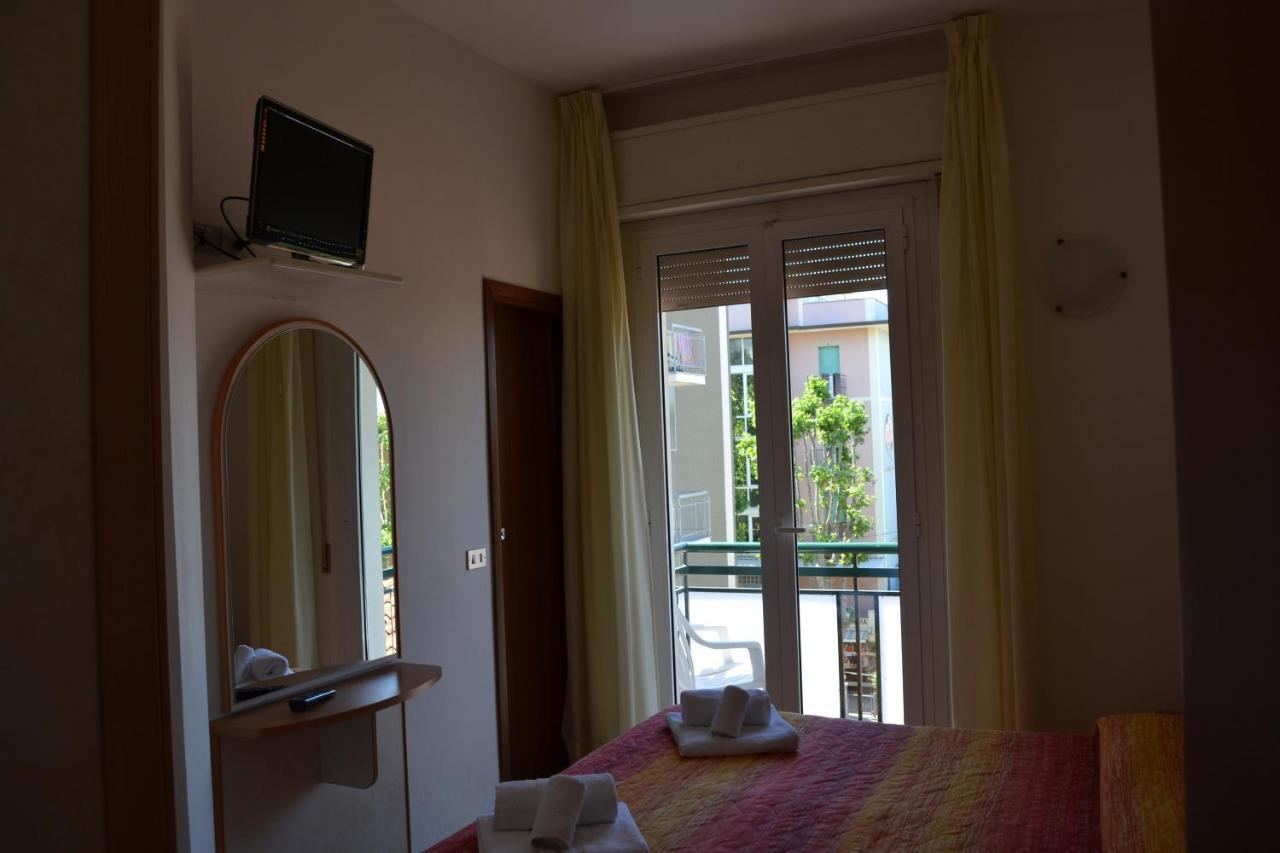 Hotel Apis Rimini Esterno foto