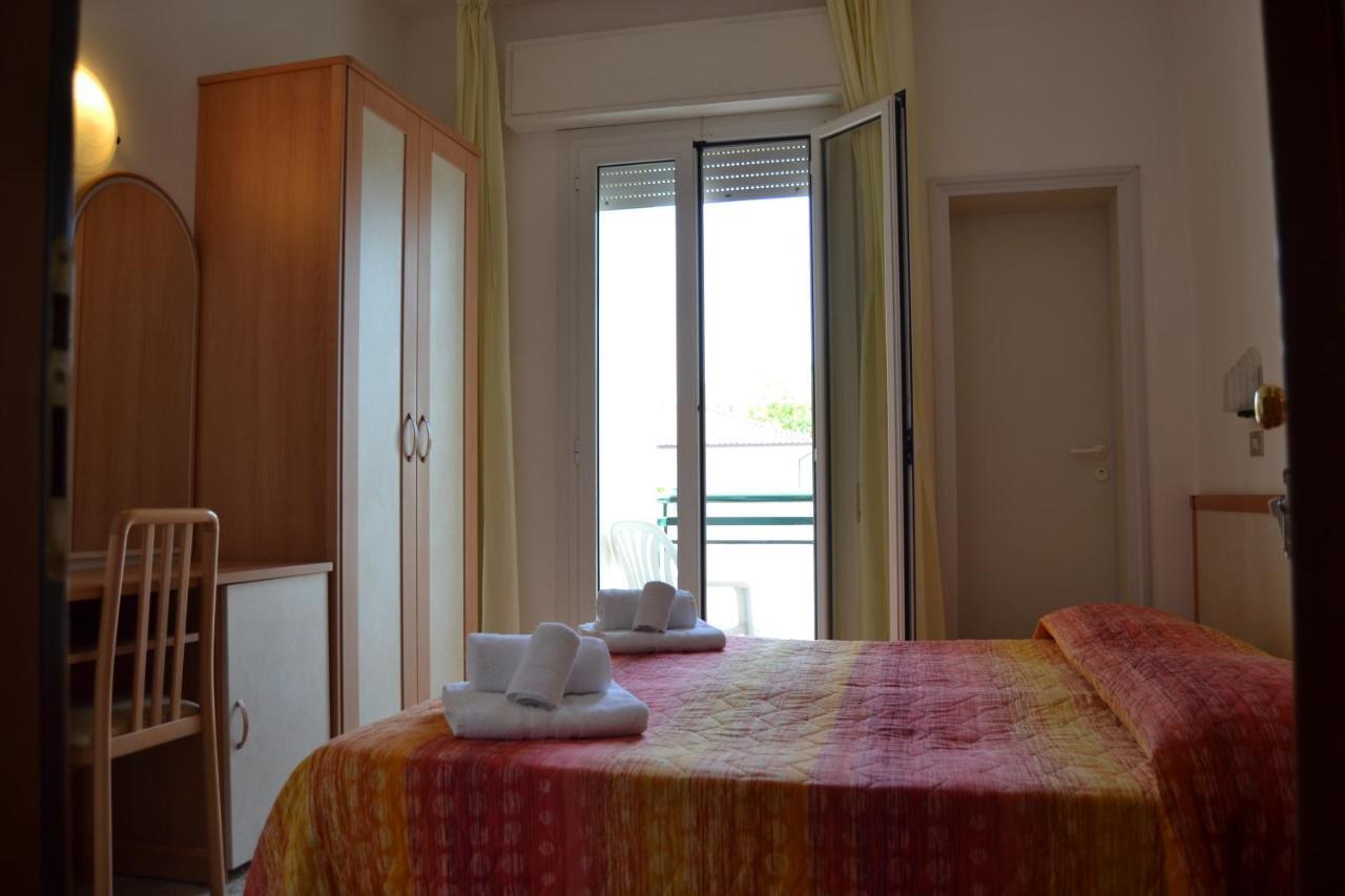 Hotel Apis Rimini Esterno foto