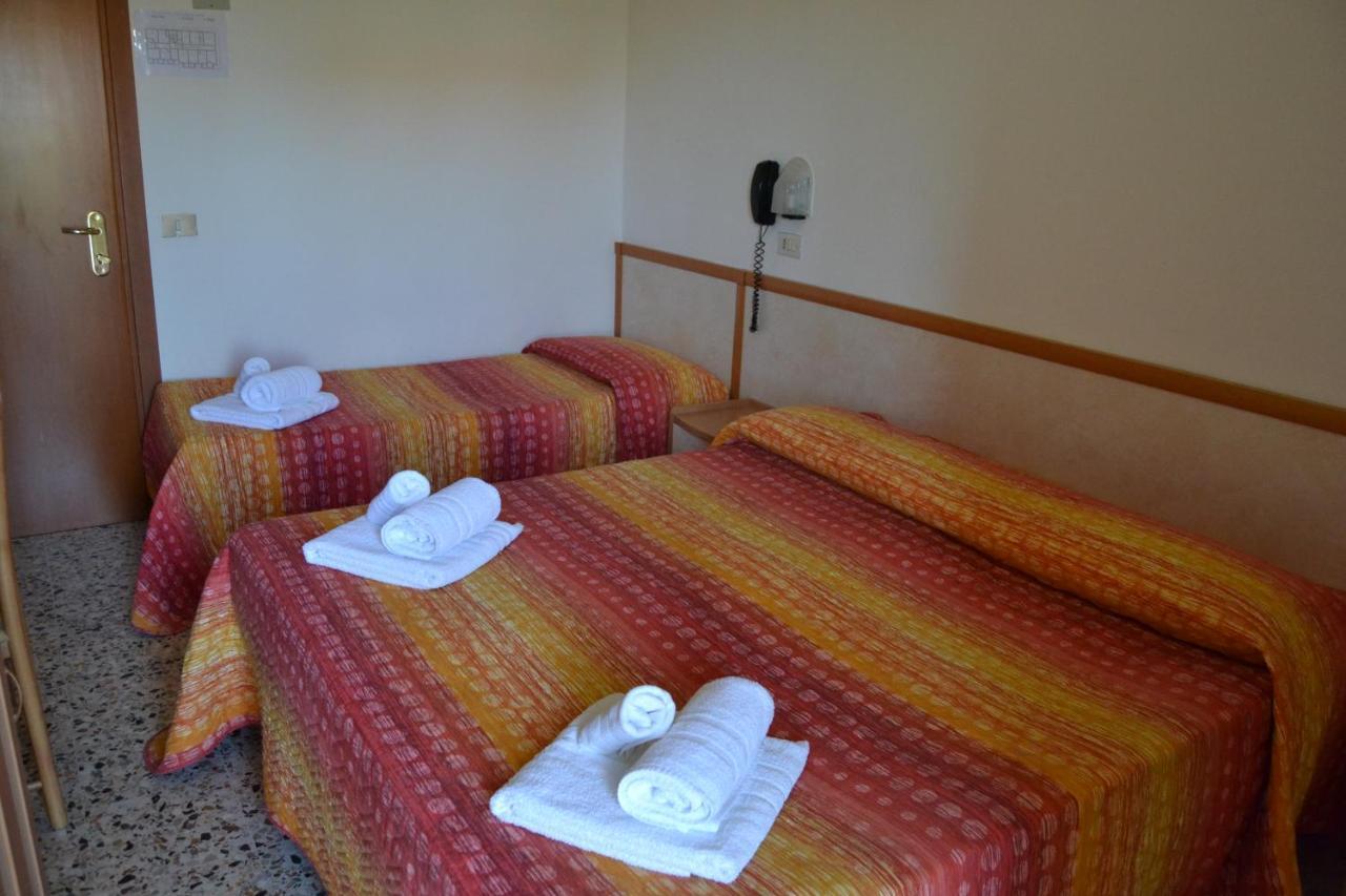 Hotel Apis Rimini Esterno foto