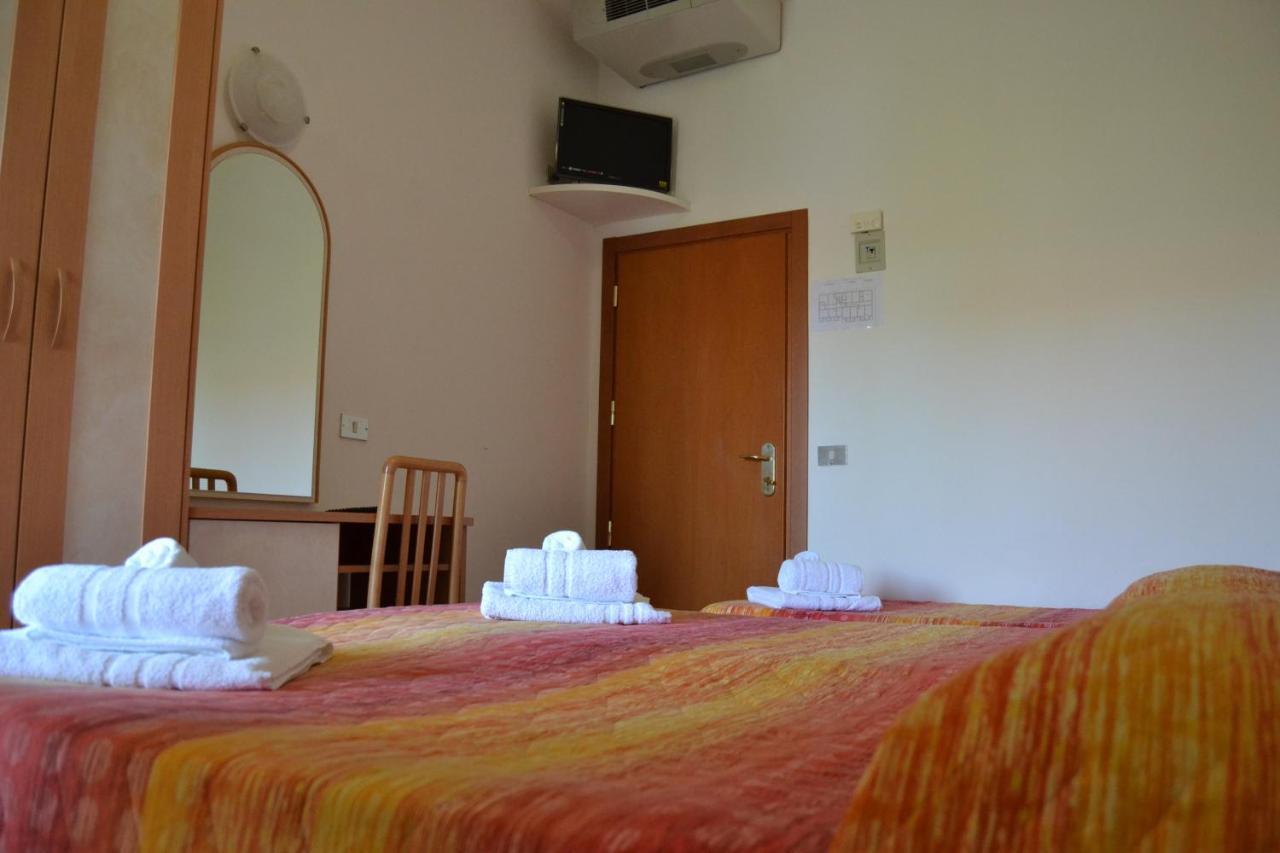 Hotel Apis Rimini Esterno foto