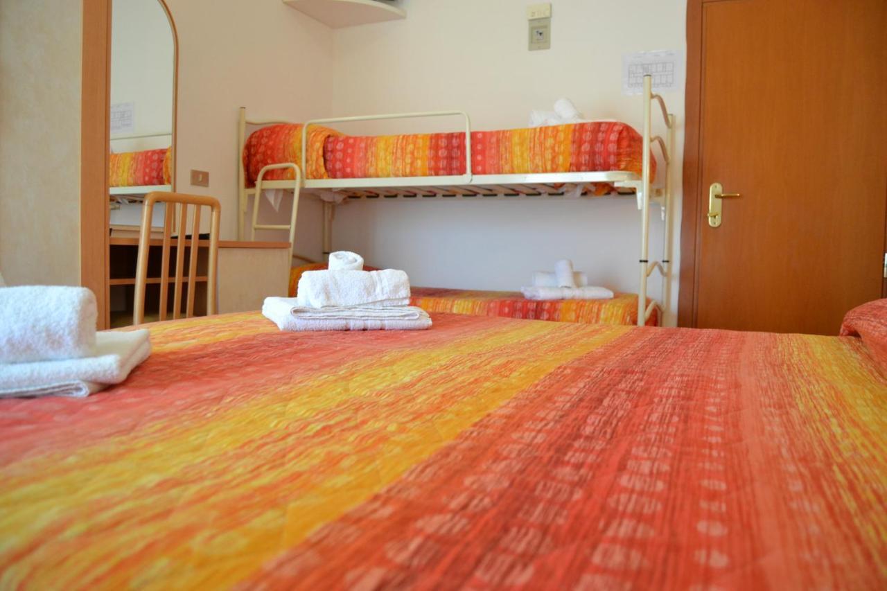 Hotel Apis Rimini Esterno foto