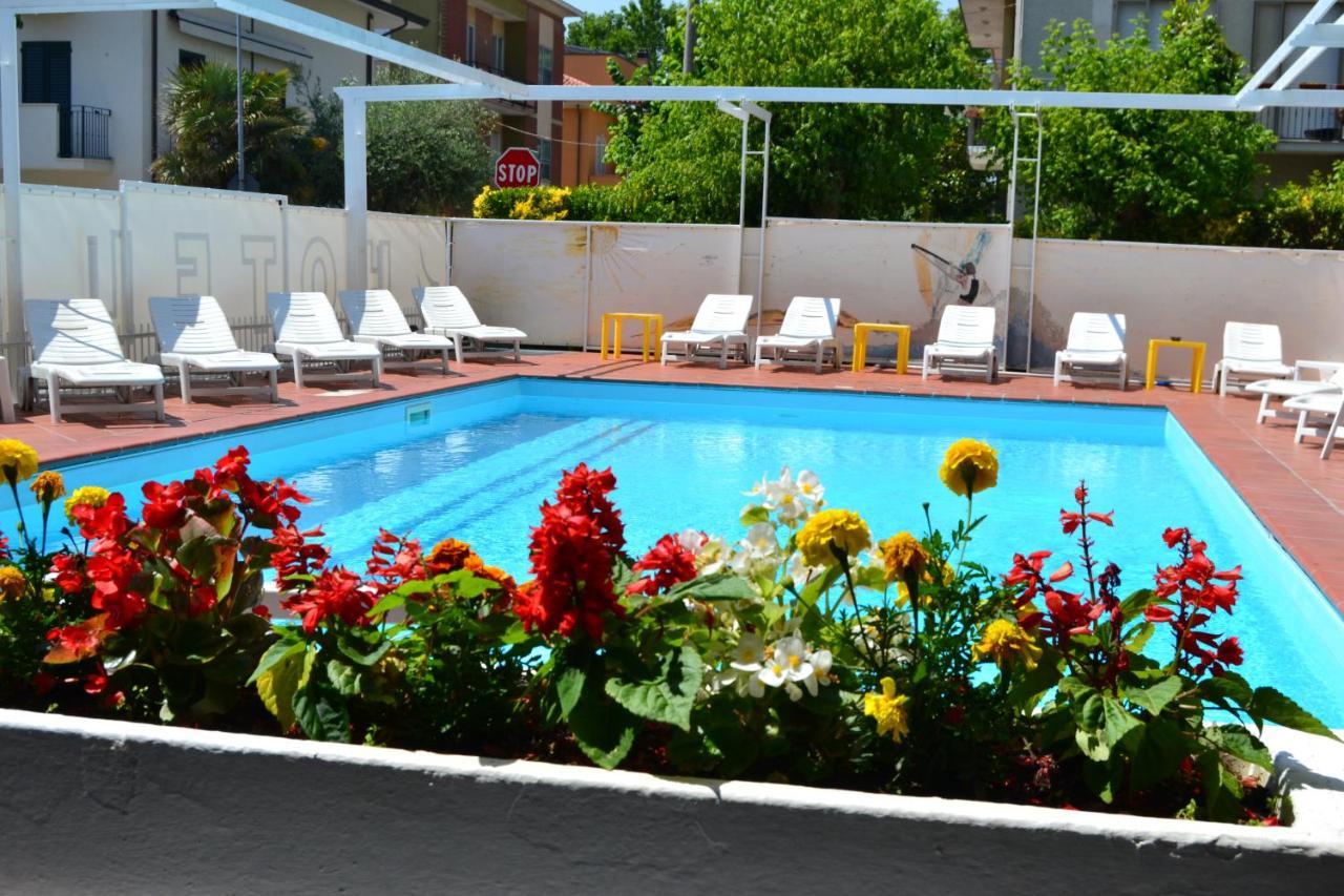 Hotel Apis Rimini Esterno foto